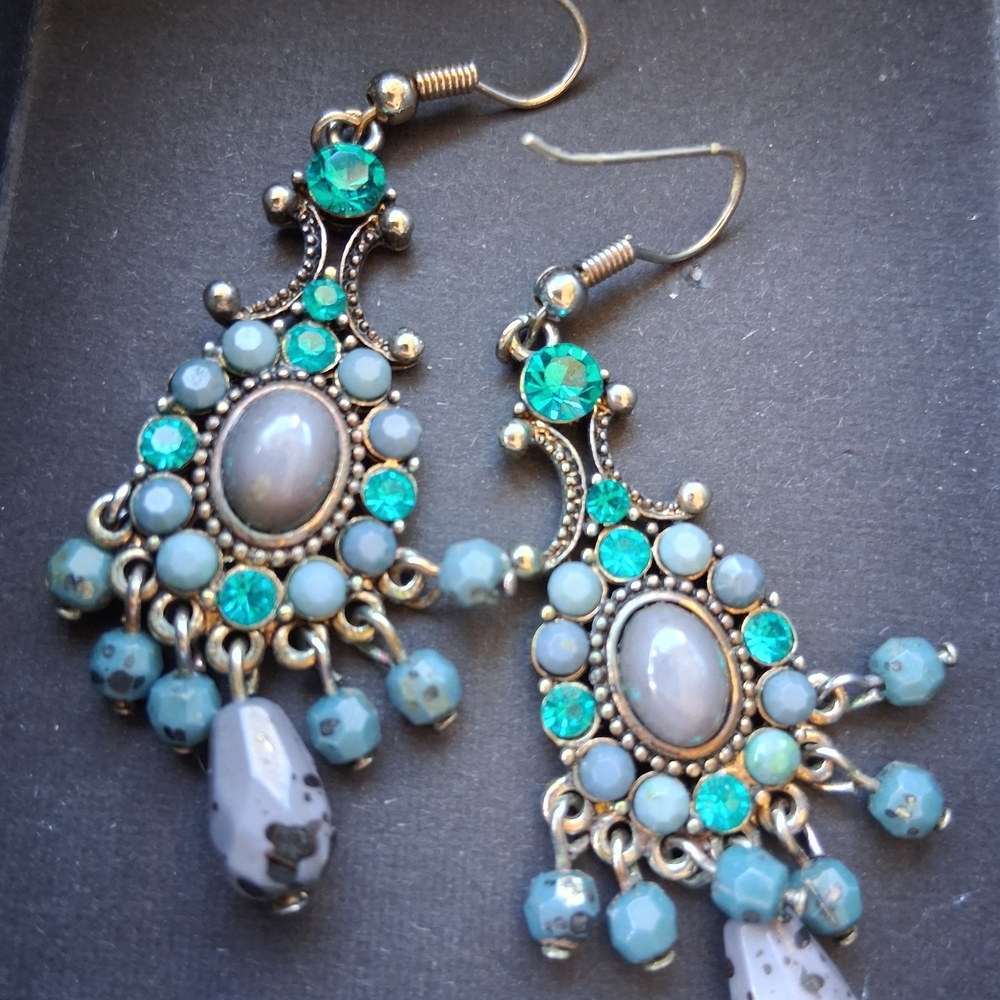 Vintage-Inspired Teal Dangle Earrings with Faceted Beads